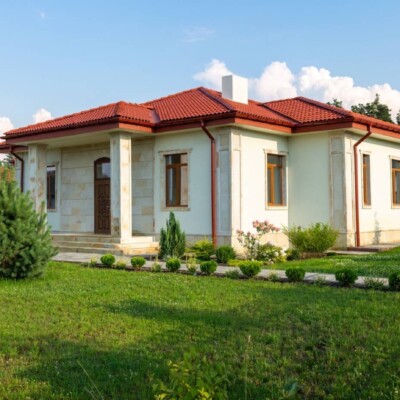 Одноповерховий будинок з терасою та гаражем