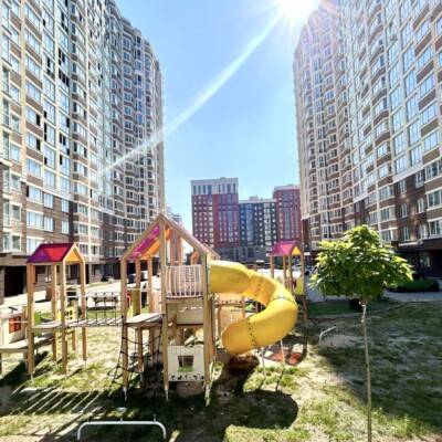 Велика 1к квартира 43 кв.м у зданому будинку. З коморою